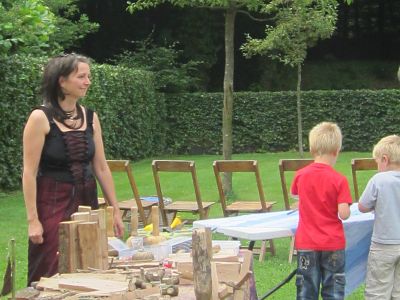 Aan het begin van de middag, activiteit 1: het knutselen onder leiding van Annemarie, gaat beginnen. 