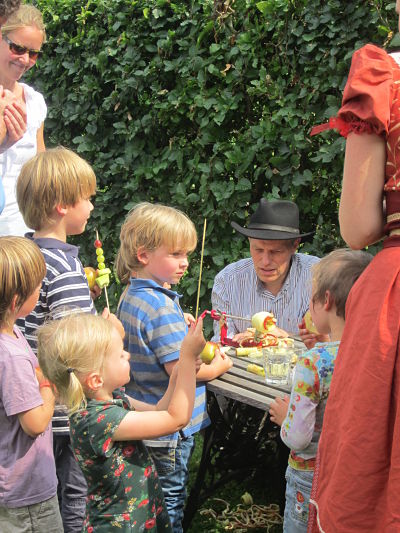 Activiteit 3: de kinderen maken een fruitstok met behulp van de geniale appelmachine! 