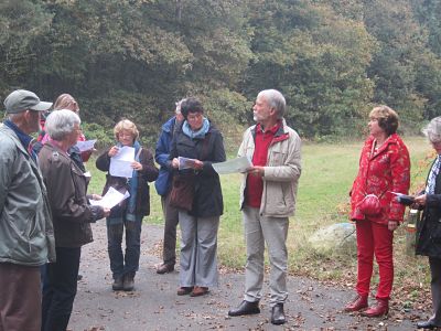 Bert Stulp en toehoorders op de oude heirbaan. Nu is het een pad in het bos, ooit was het de hoofdverbinding tussen Arnhem en Utrecht
