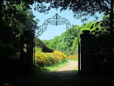 Poort naar Landgoed de Duno . Nog goed is te zien hoe de 19de eeuwse landschaps-architecten speelden met contrasten tussen donker en licht.